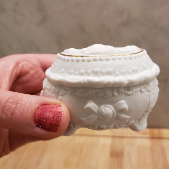 Small White and Gold Rimmed Decorative Container With woman's face design - Picture 5 of 11